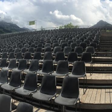 Die Sitzreihen sind bereit fürs Oberländische Schwingfest in Frutigen. Bild: Ulrich Vogt