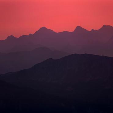 Sonnenuntergang an der Niesenkette. Bild: Simon Schuhmacher