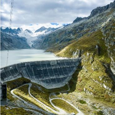 Die Staumauer des 2303 m ü. M. gelegenen Oberaarsees. Die Anlage ist Teil der Kraftwerke Oberhasli AG (KWO). Der Oberaargletscher im Hintergund ist derzeit deutlich weniger ausgeprägt. BILD: POL