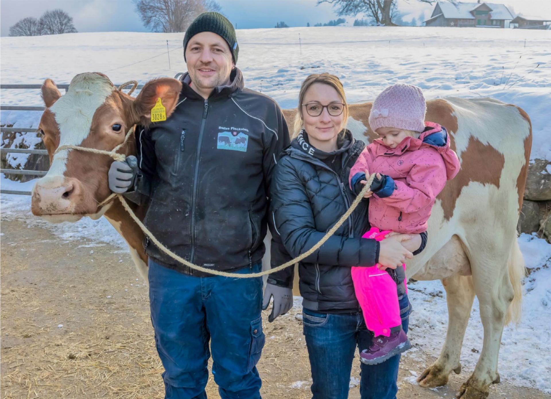 Adrian, Stefanie und Lya von Känel mit Kilian Gina, der Swiss Fleckvieh-Kuh des Jahres 2022. BILD: MICHAEL SCHINNERLING