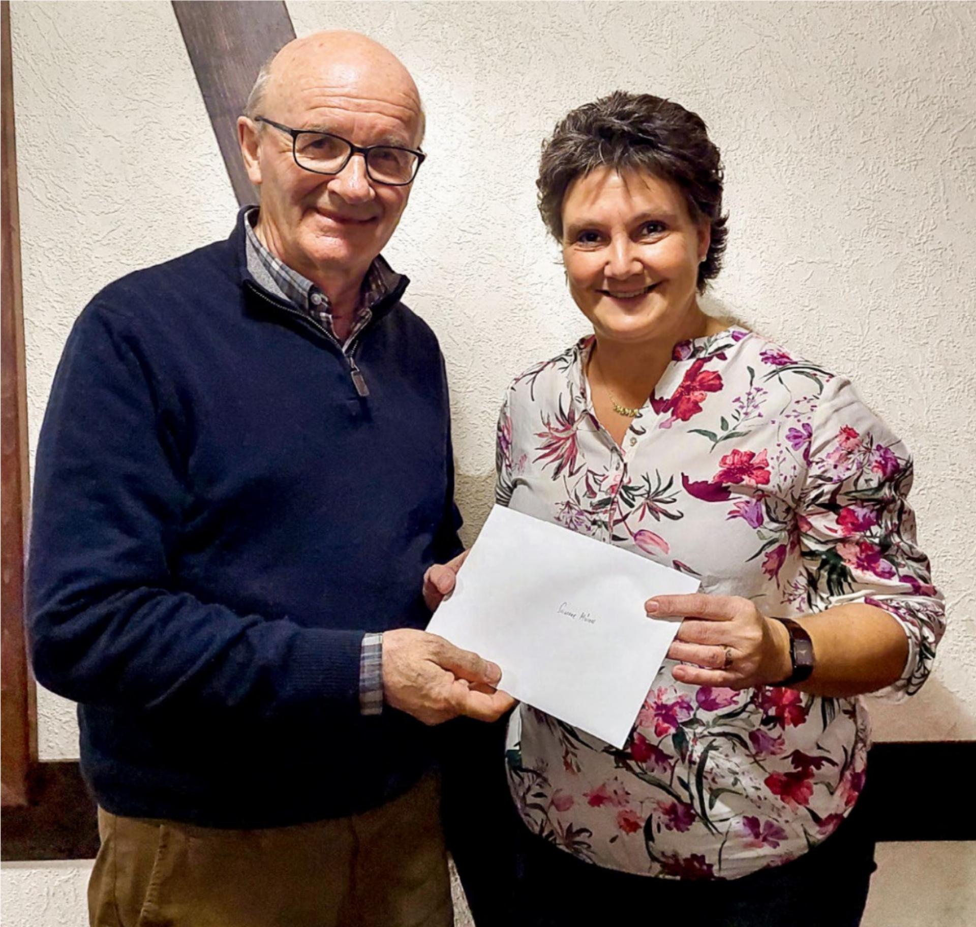 Präsident Kurt Zimmermann überreichte der abtretenden Sekretärin Susanne Mürner einen Gutschein für den Besuch des Stockhorns. BILD: ZVG