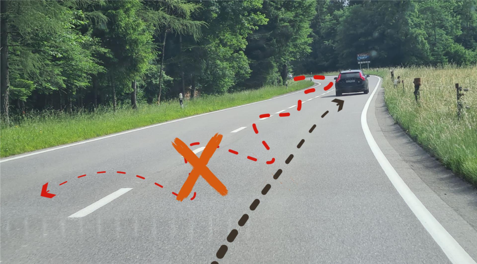 Die rote Linie beschreibt den Schlingerkurs des Anhängers, der die beiden entgegenkommenden Fahrzeuge (schwarzer Pfeil) beschädigte. Kurz nach der Engstligenbrücke vor Reichenbach kam es zur Kollision (oranges Kreuz). BILD: ZVG / SKIZZE: «FRUTIGLÄNDER»