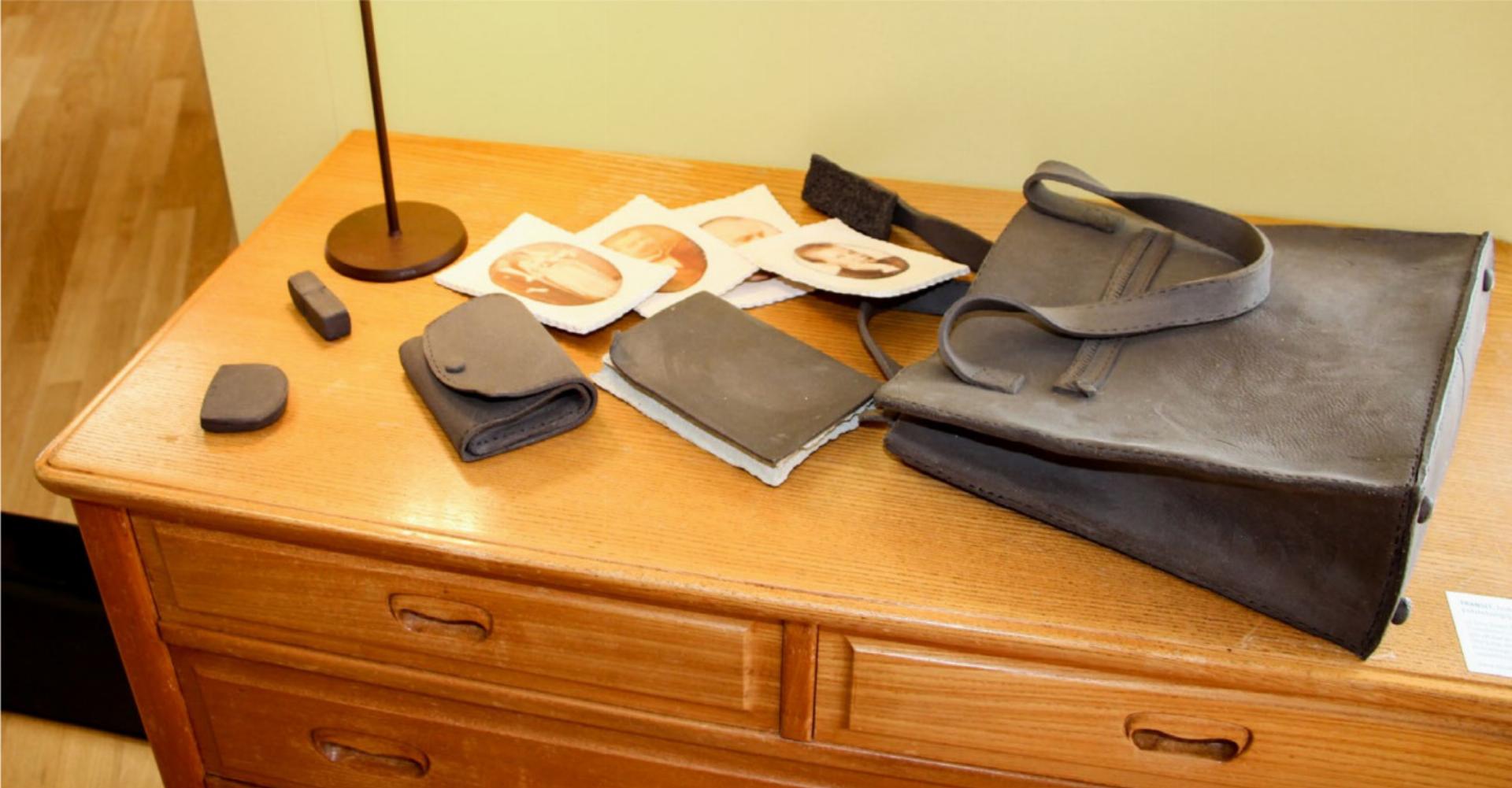 Lebenserinnerungen, geschaffen von der Berner Künstlerin Elisabeth Schneller, symbolisiert durch eine ausgeleerte Tasche. BILD: KATHARINA WITTWER