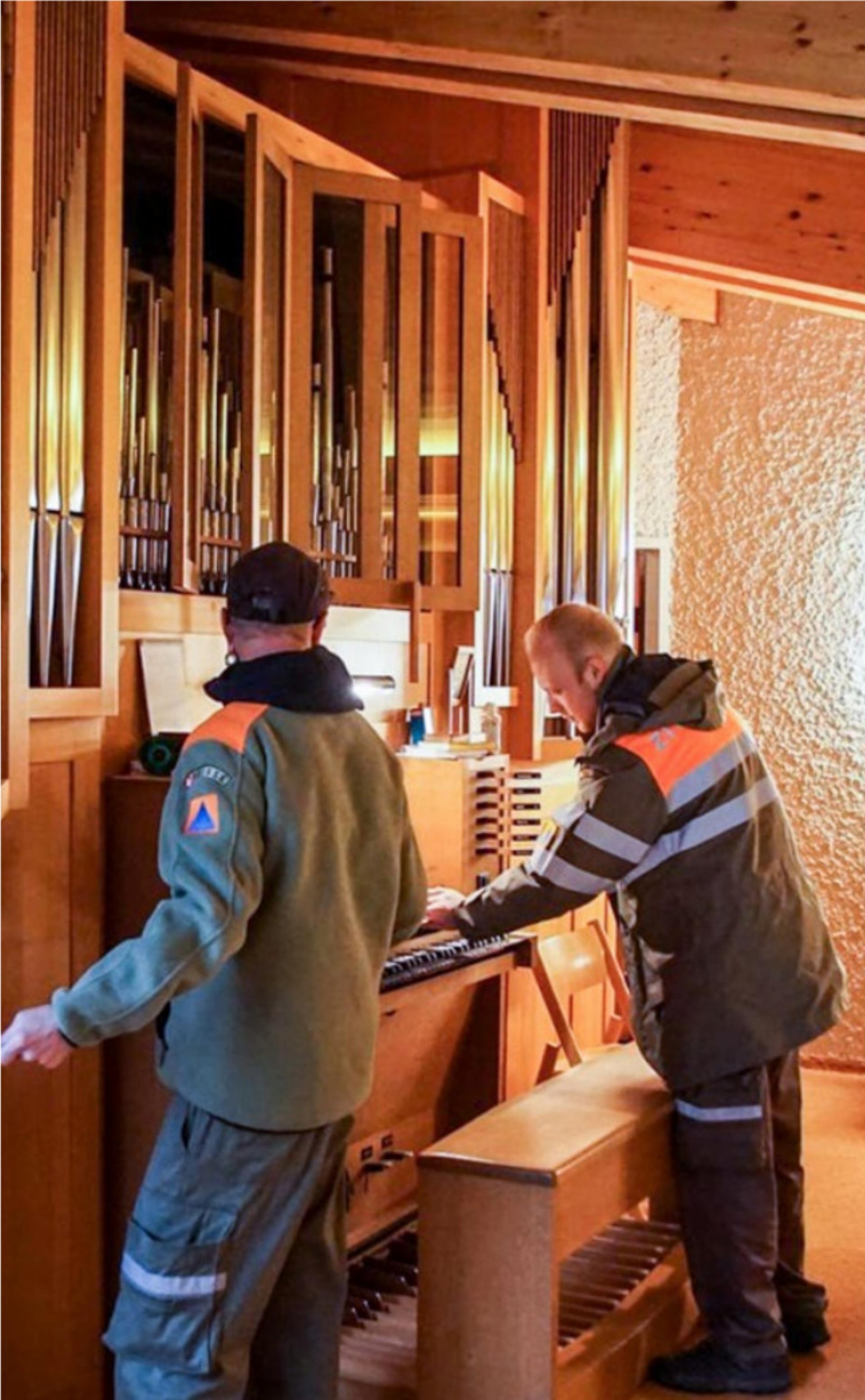 Unter anderem wurde die Orgel in der Krattiger Kirche ausgemessen. BILD: ZSO NIESEN & SAANEN PLUS