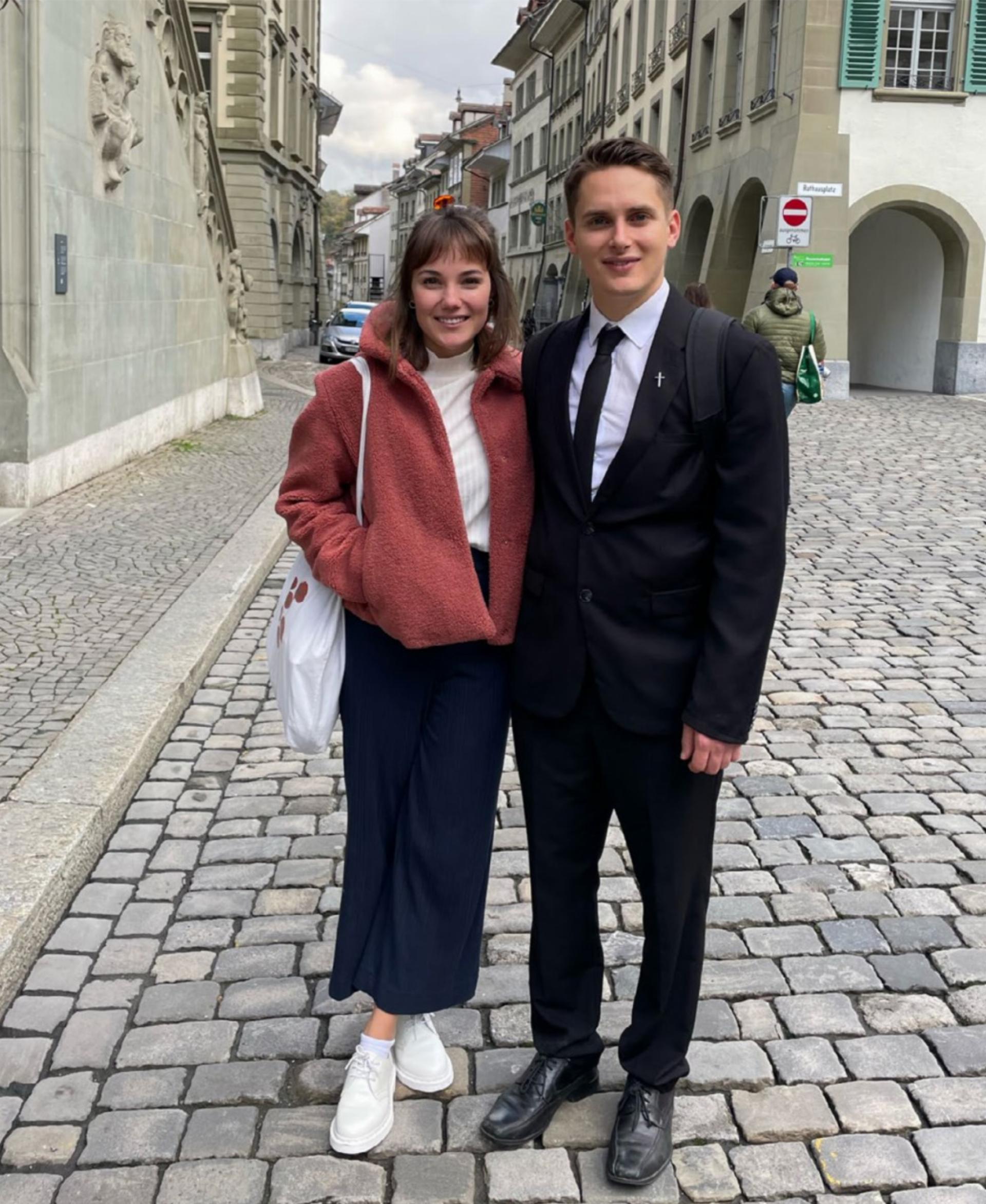 Tim Hänni mit seiner Partnerin Rebekka am Tag seiner Ordination in Bern. BILD: ZVG