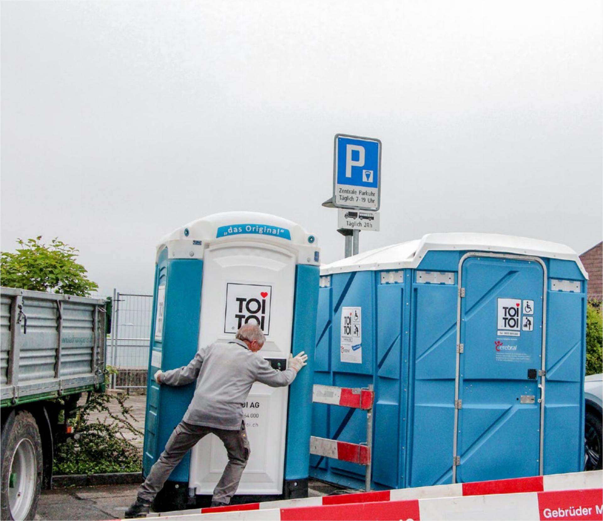 BLICKPUNKT - Provisorisches WC auf dem Parkplatz