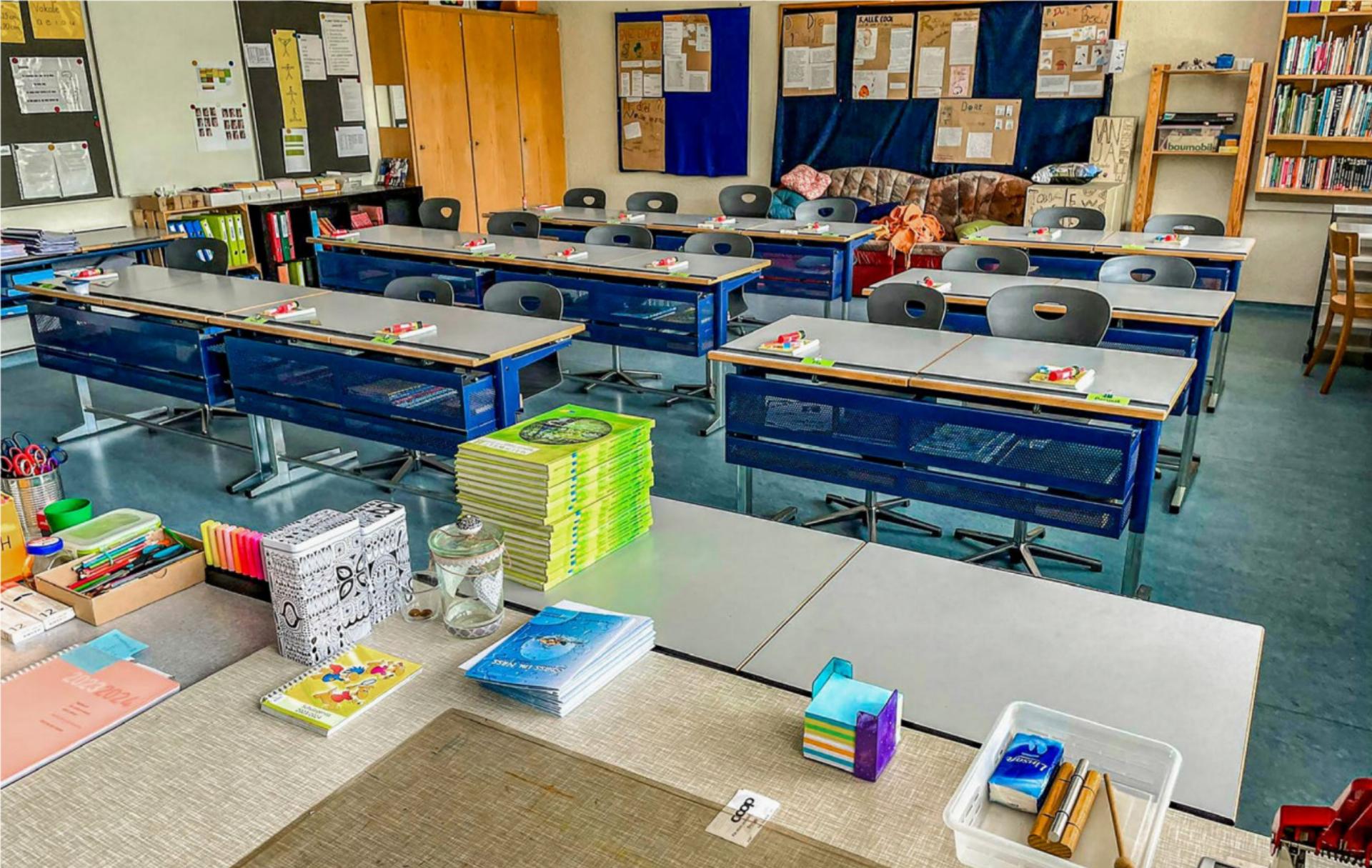 Alles ist bereit für den ersten Schultag in diesem Frutiger Klassenzimmer – auch die Lehrerstellen sind alle besetzt. BILD: ZVG