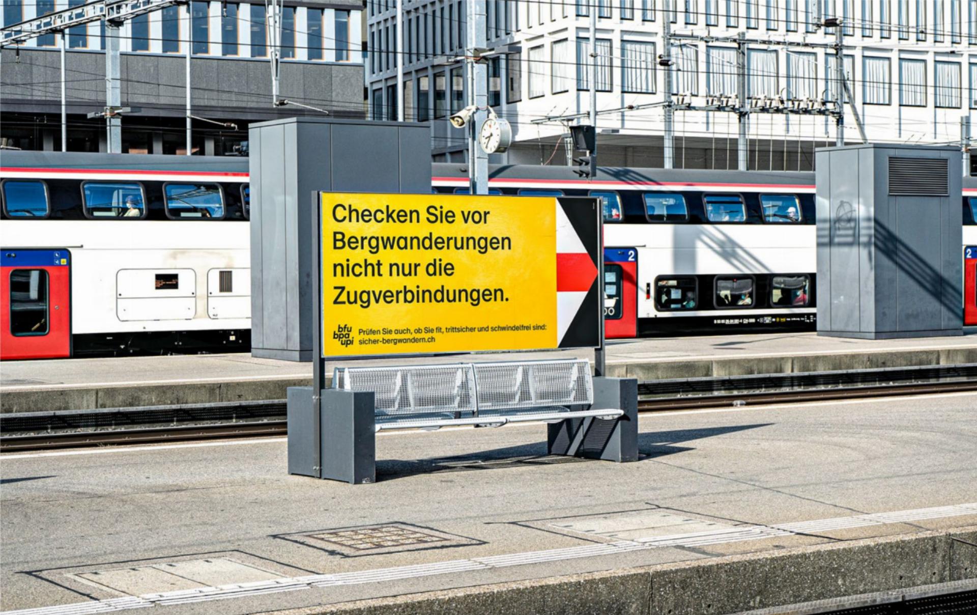 Dort, wo die Wanderung beginnt, finden sich die Plakate zur neuen Kampagne – zum Beispiel an städtischen Bahnhöfen. BILD: ZVG / BFU