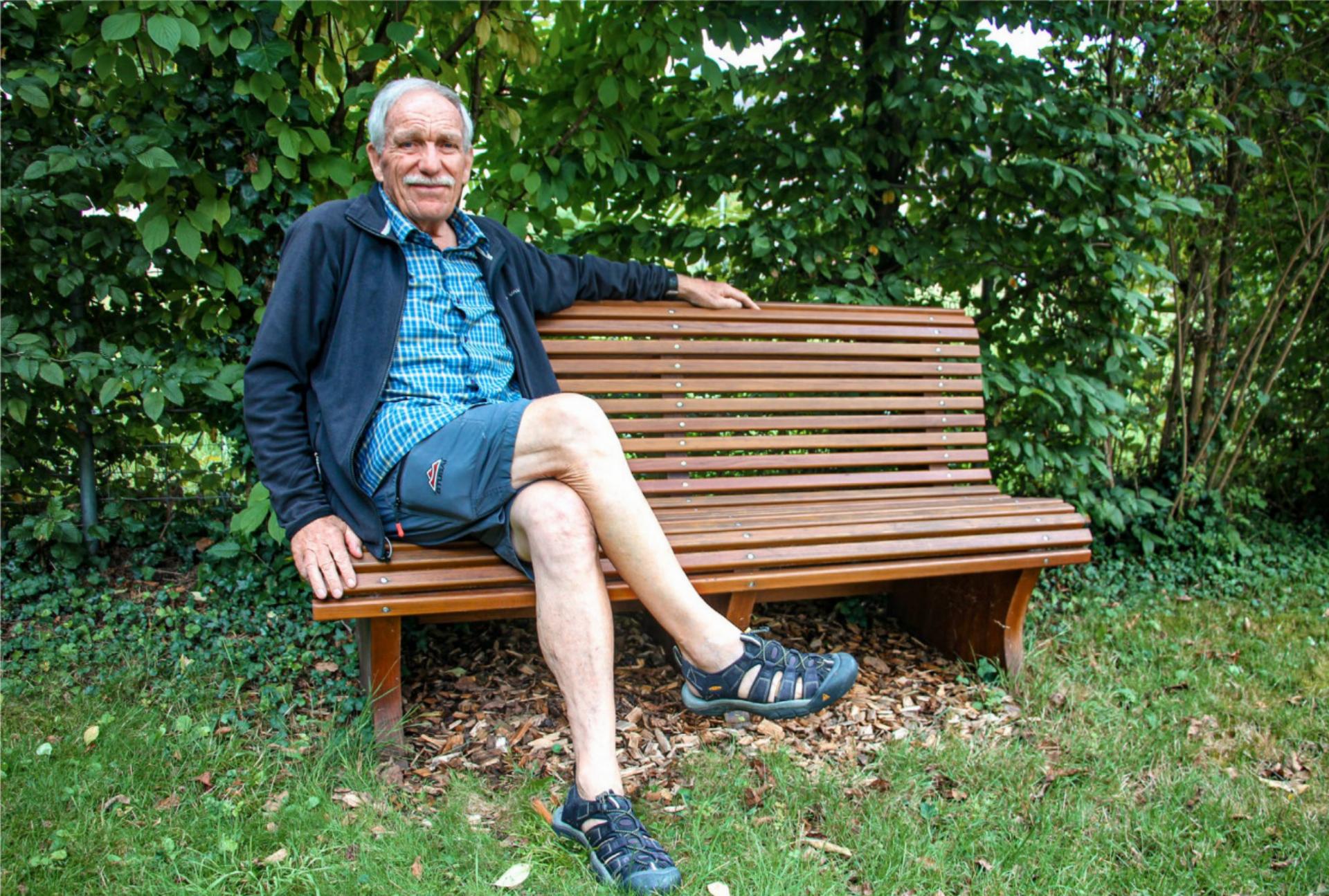 Gerne nimmt sich Eugen Walther Zeit, auf der Bank zu sitzen, die er zur Pensionierung erhalten hat. BILD: KATHARINA WITTWER