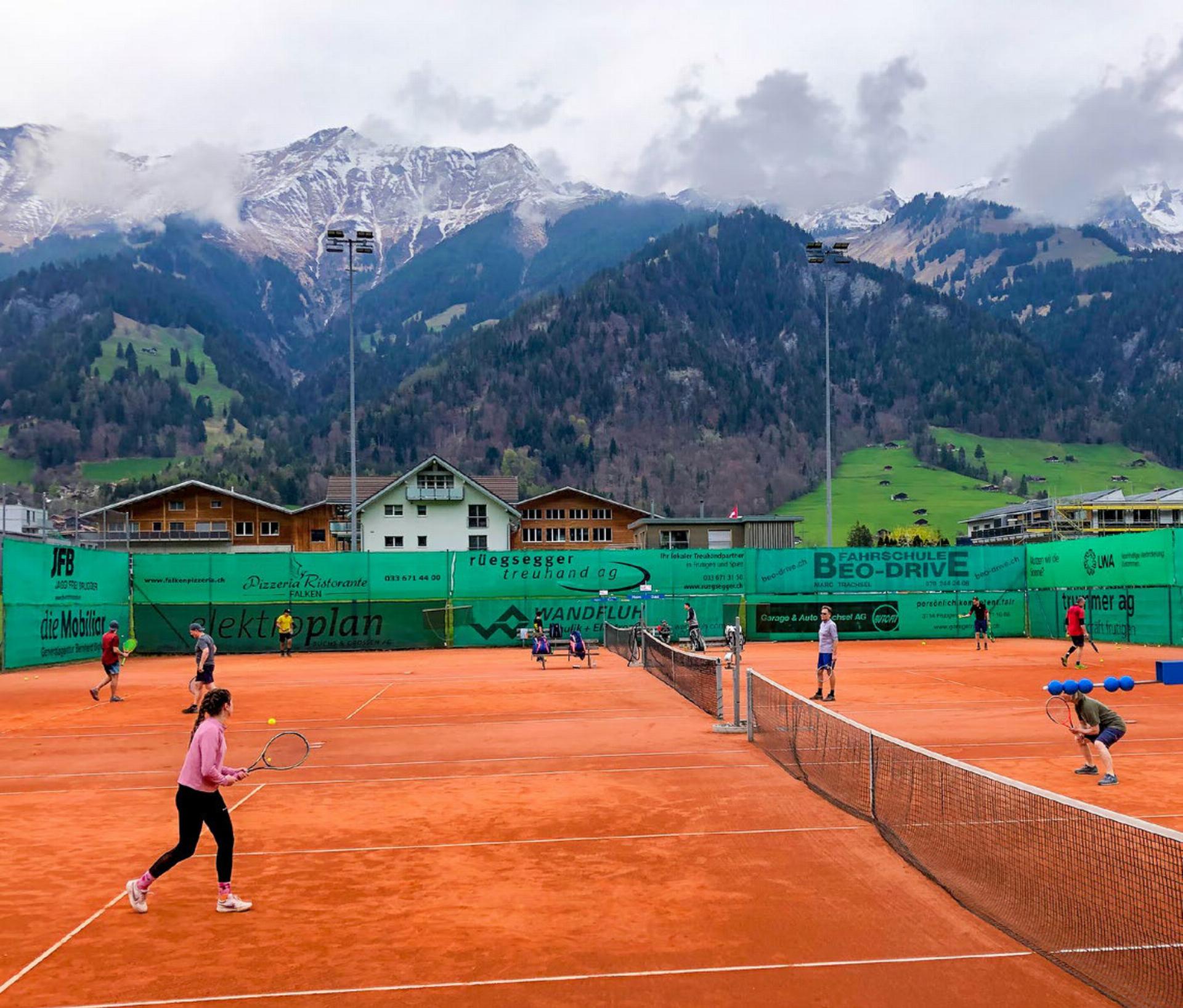 Über 70 Partien wurden von Freitag bis Samstag während des «Mini Davis Cup»-Turniers auf der Tennisanlage Wisoey ausgetragen. BILD: BARBARA WILLEN