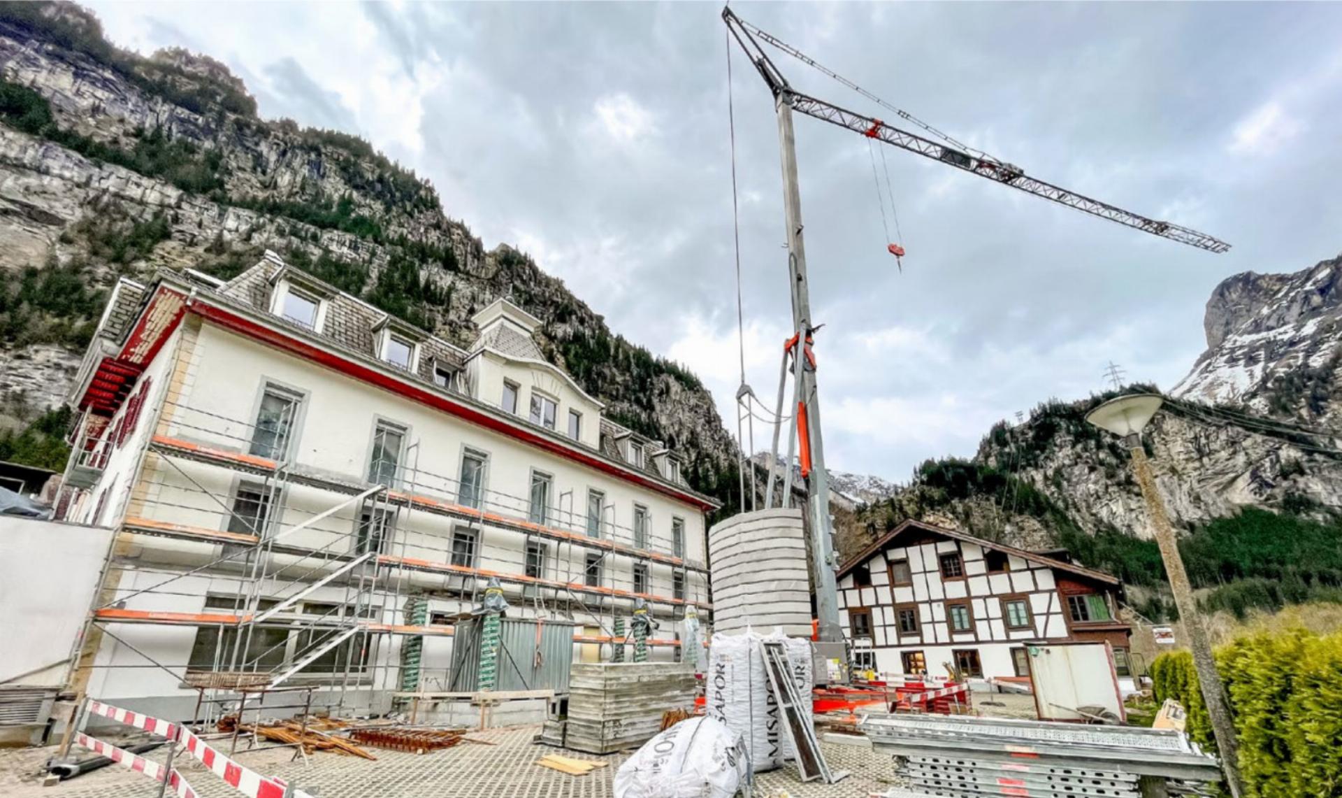 Seit einigen Wochen ist die «Gemmi Lodge» von einem Baugerüst umgeben. Rechts daneben ist die bereits renovierte Taverne zu sehen. BILD: MARK POLLMEIER