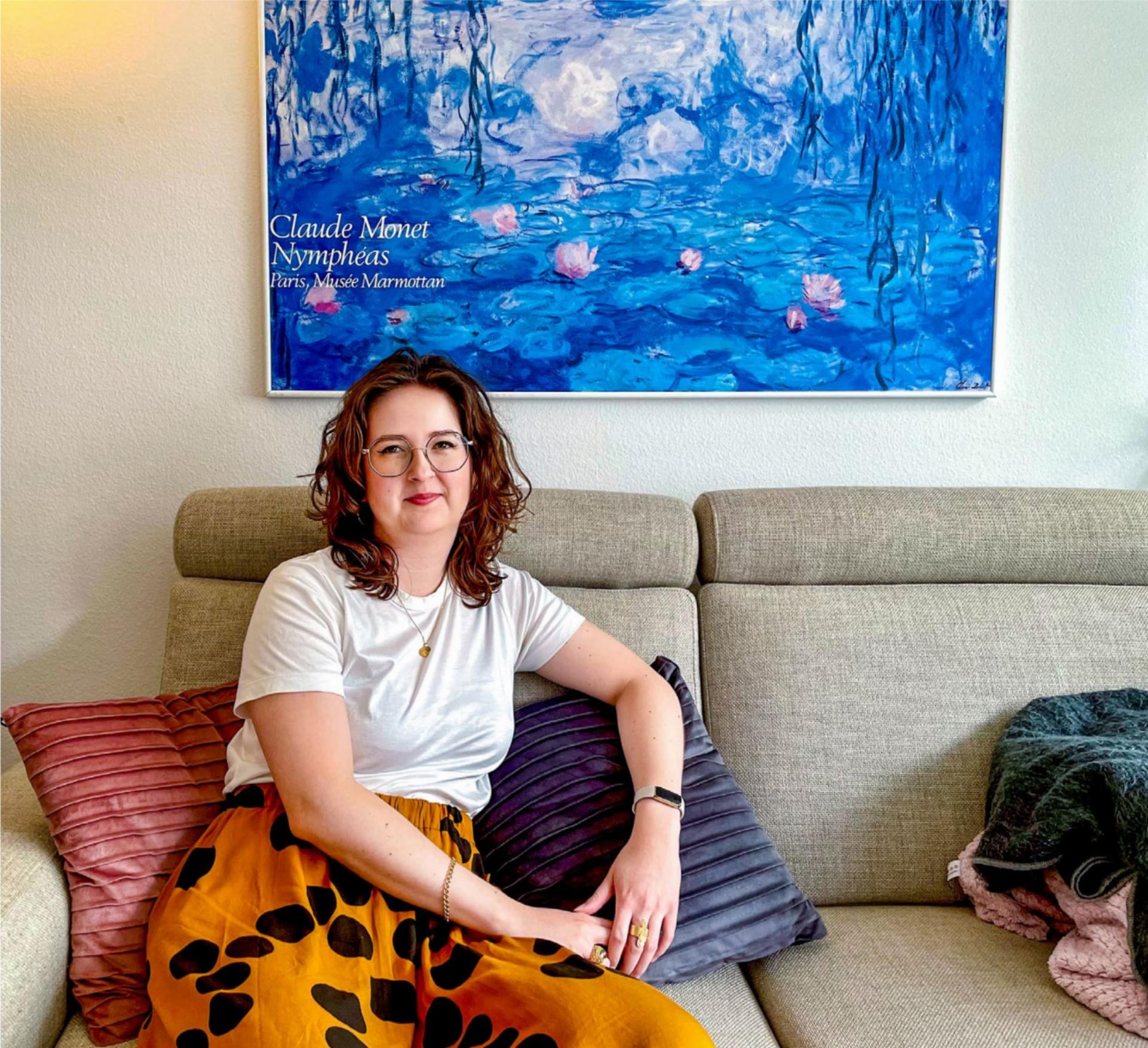 Xenia Schmidli auf dem Sofa ihres WG-Wohnzimmers in Bern BILD: MARK POLLMEIER