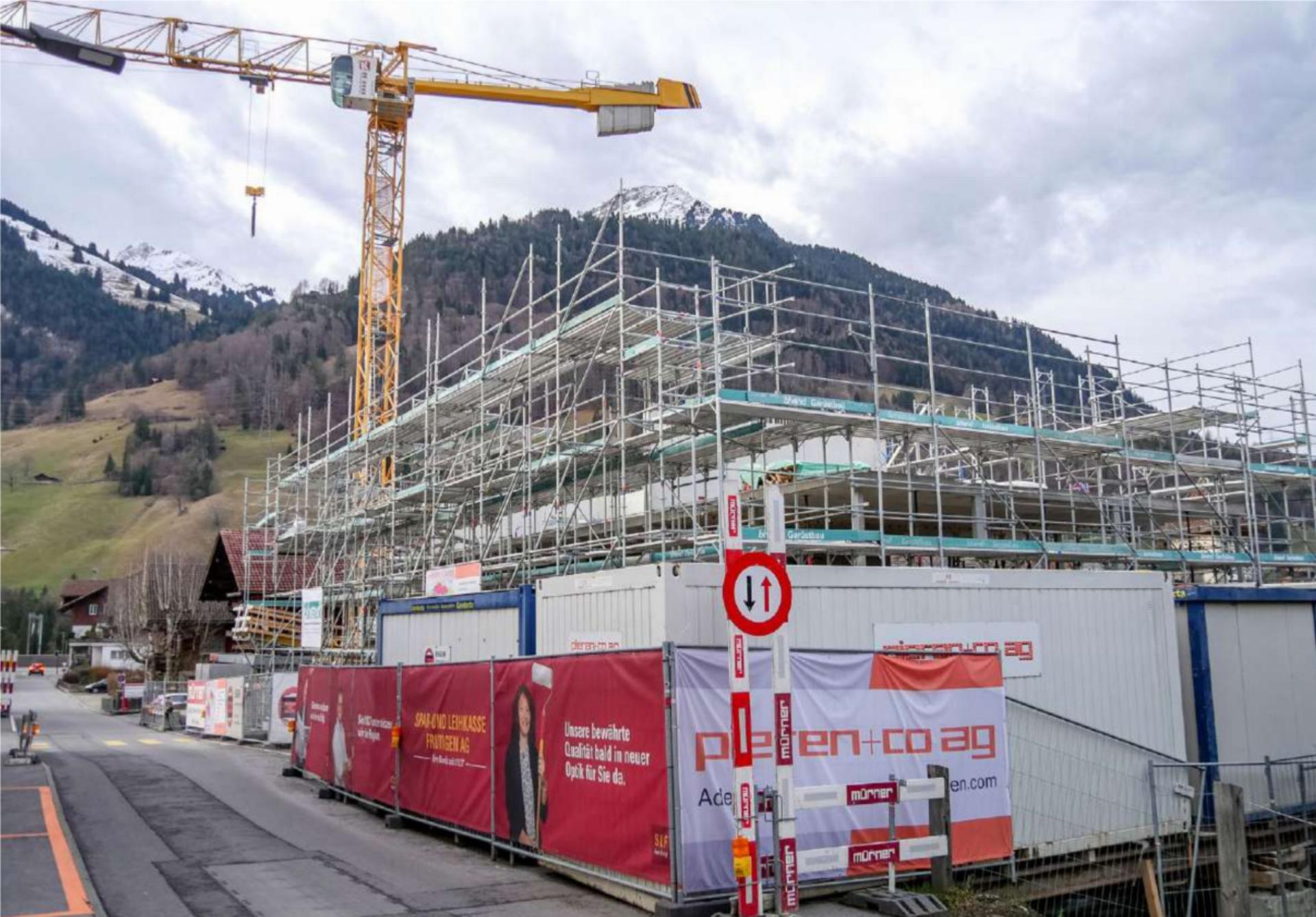 Seit dem Frühjahr 2022 wird in Reichenbach an der neuen SLF-Liegenschaft gebaut. Die Fertigstellung der Bankräume ist auf Ende 2023 geplant, die acht Mietwohnungen sollen im Verlauf des ersten Quartals 2024 bezugsbereit sein. BILD: HSF