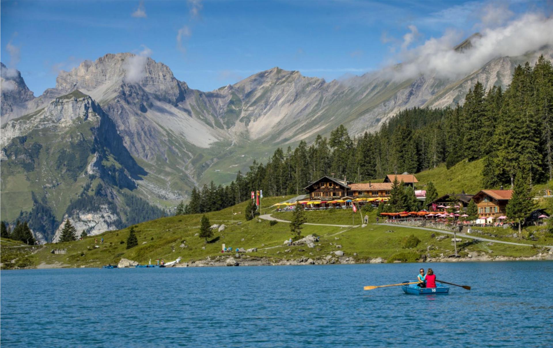 Das Berghotel Oeschinensee (im Hintergrund) bleibt diese Saison geschlossen, das Restaurant hat auf Selbstbedienung umgestellt. BILD: ZVG
