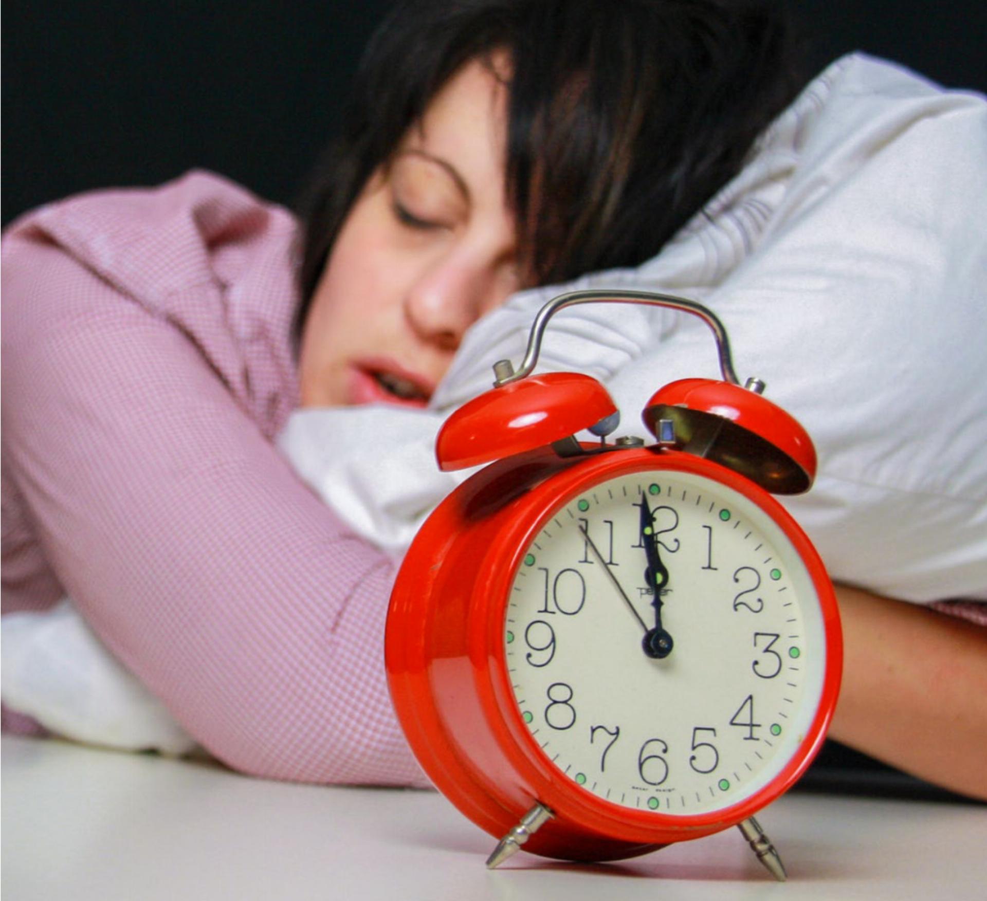 Wichtiger als der Zeitpunkt des Einschlafens ist die Qualität der Nachtruhe. BILD: SEBASTIAN THANNER / STOCK.ADOBE.COM