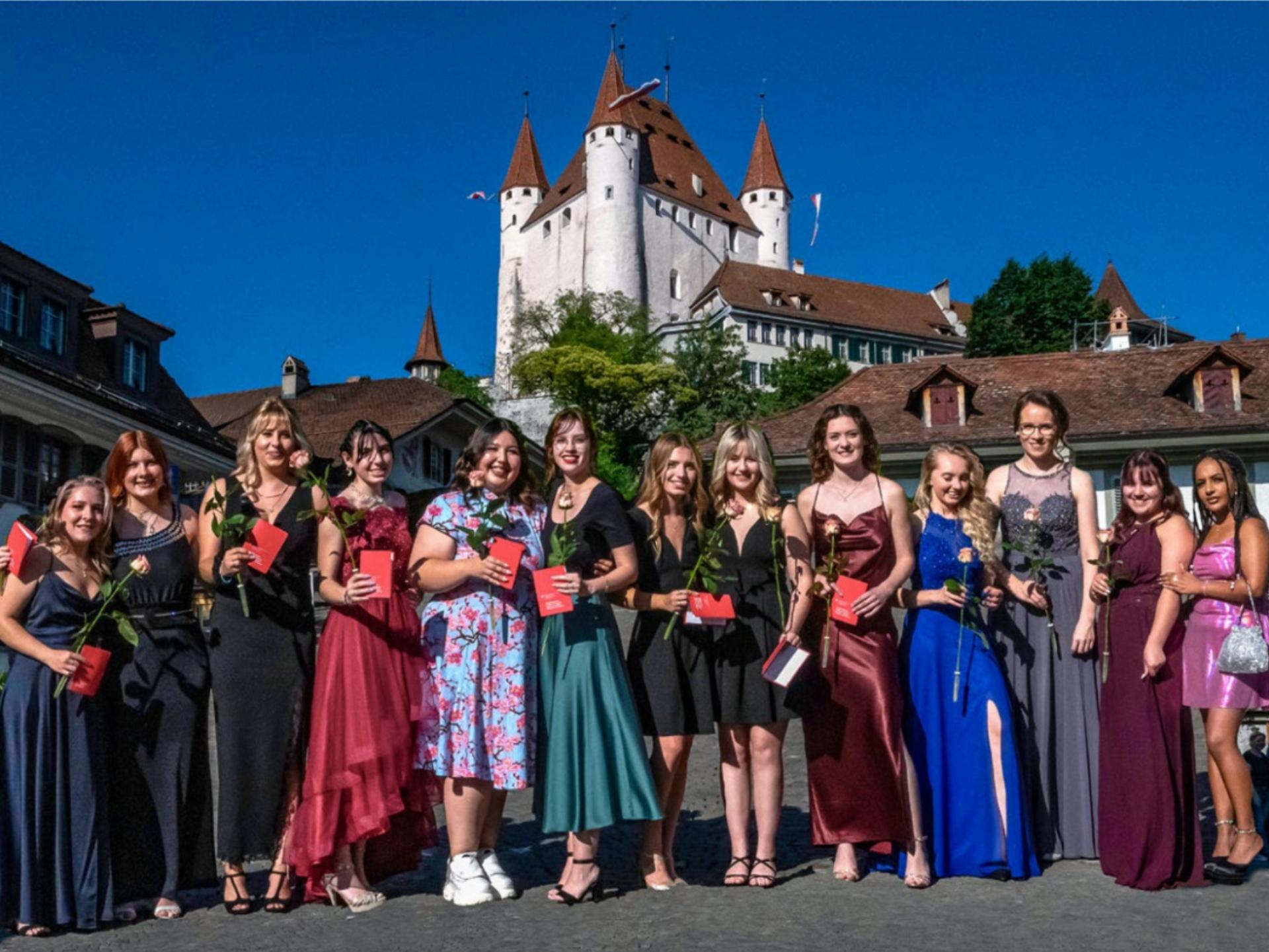 Die Absolventinnen, darunter die Adelbodnerinnen Laura Inniger (ganz links) und Aiyana Huggler (3. v. l.) sowie Vanessa von Känel aus Scharnachtal (4. v. l.). BILD: ZVG