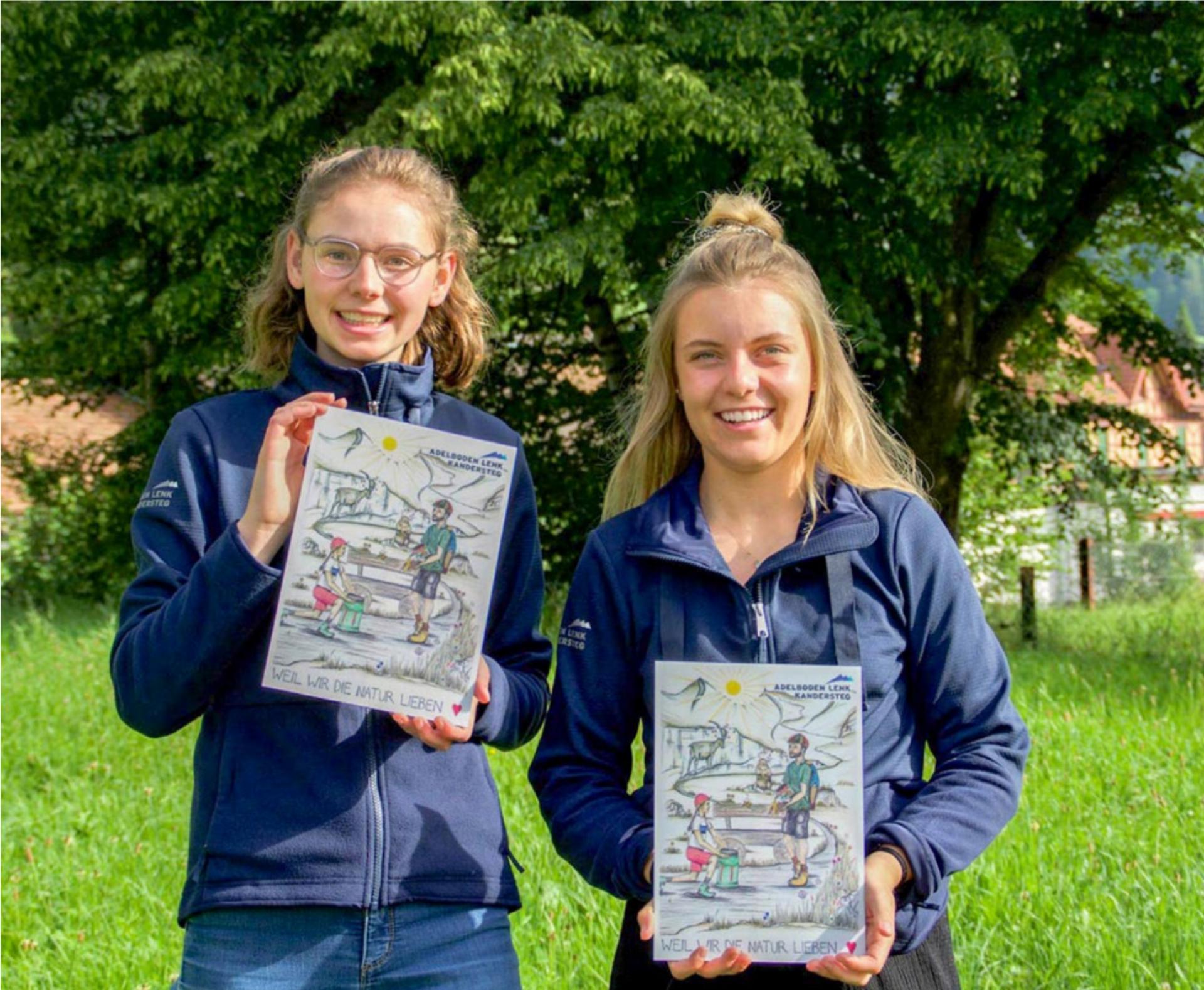 Die Auszubildenden Carole Hari und Aline Fuhrer präsentieren die Projektschilder. BILD: TALK AG