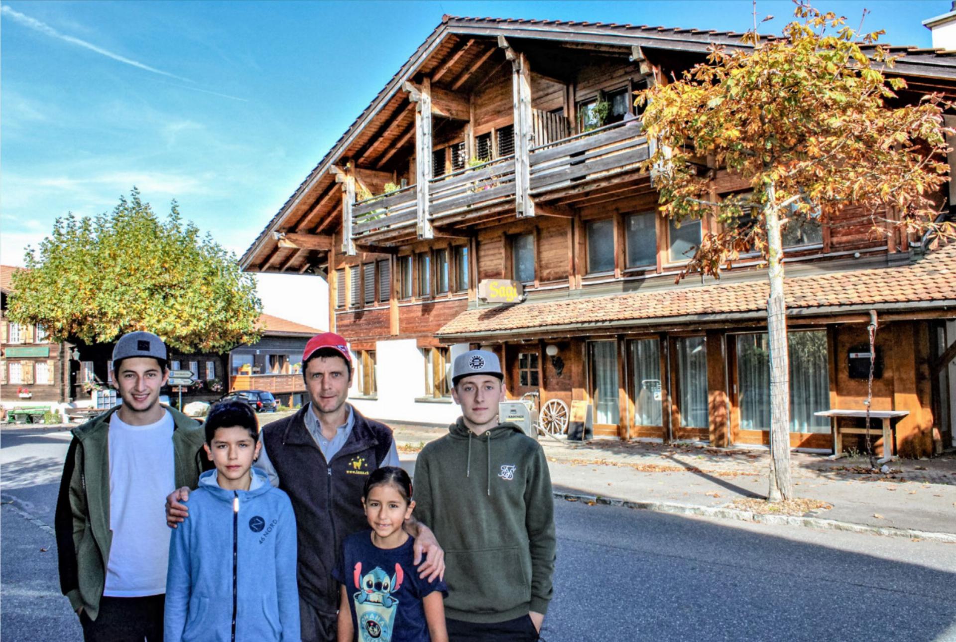 Toni Luginbühl mit den Neffen Joe (l.) und Rico (r.) sowie seinen Kindern Diego und Noelia vor dem Restaurant. BILD: PETER ROTHACHER