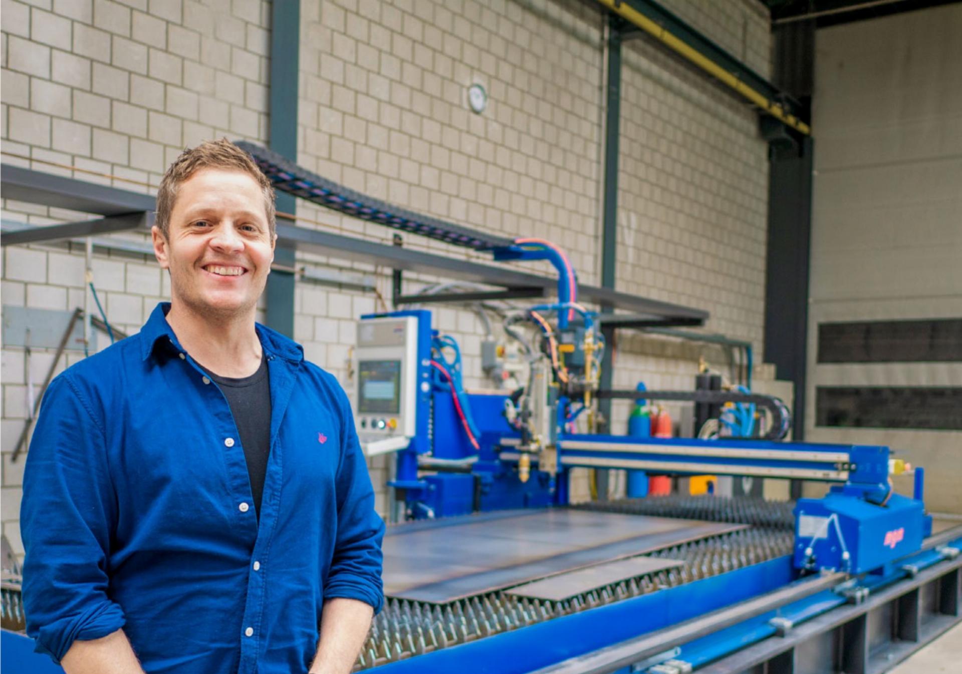 BMT-Geschäftsführer Thomas Brügger ist überzeugt, dass die moderne CNC-Plasma-Autogen Schneidemaschine im Hintergrund bald gut ausgelastet sein wird. BILD: HANS RUDOLF SCHNEIDER