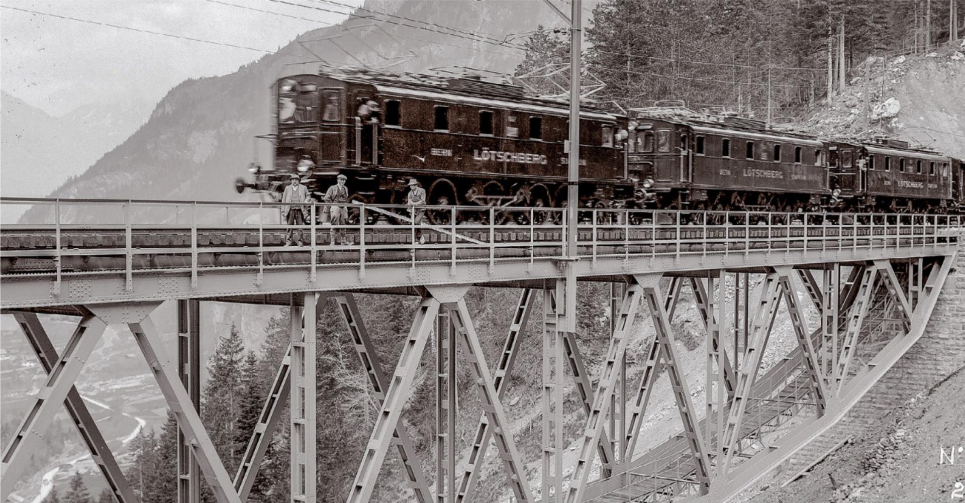 Hält die neue Brücke? Testfahrt mit dem ersten Zug am 22. Mai 1913 auf der spektakulären Sarengrabenbrücke kurz vor Kandersteg. BILD: BLS-MEDIENDATENBANK