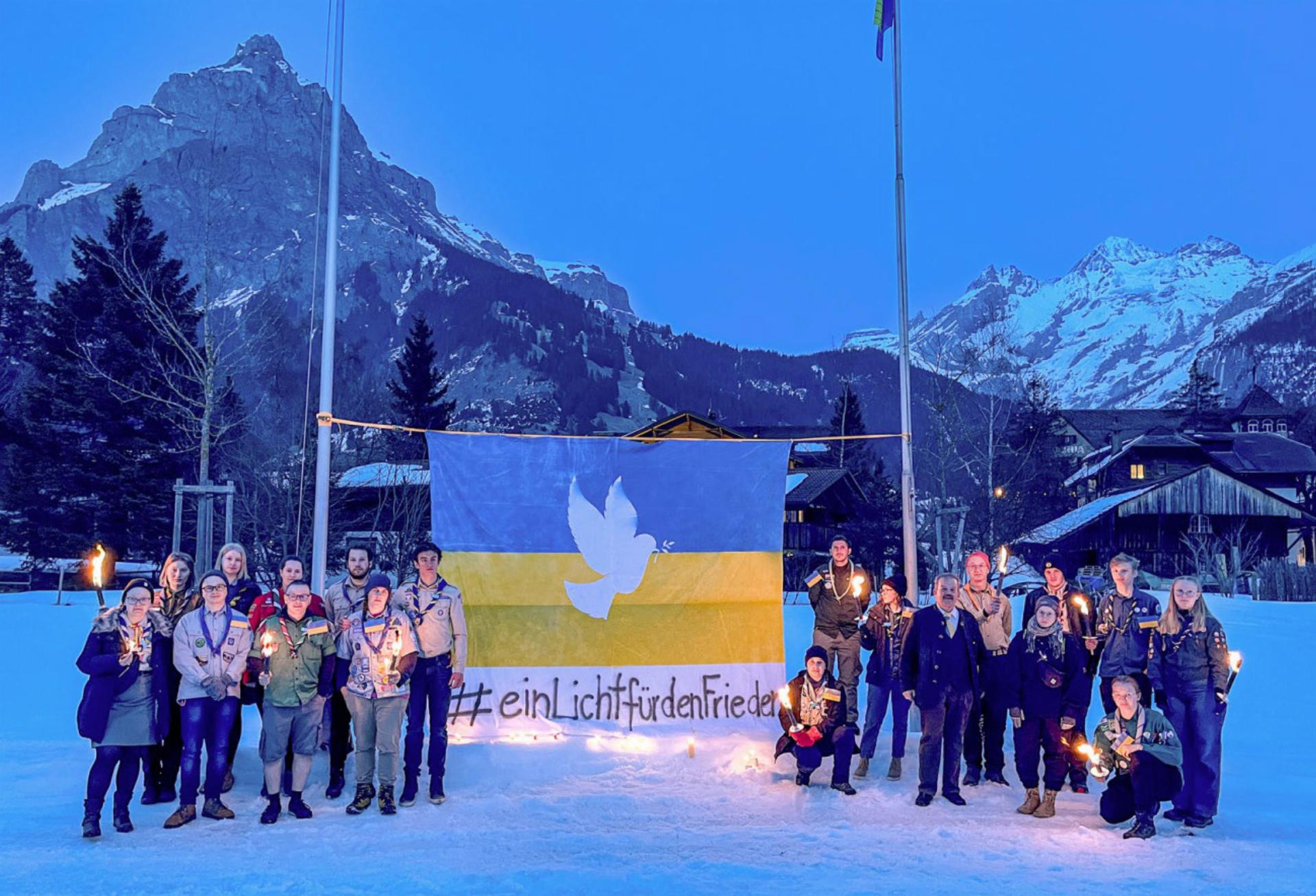 1: Anfang März 2022 fand in Kandersteg eine Solidaritätskundgebung statt. Pfadis hielten vor Ort eine Friedensfahne hoch (Bild: zvg).