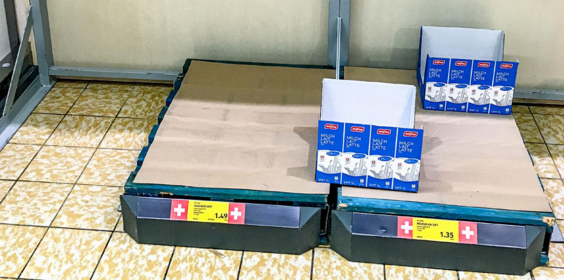 Ein leeres Milchregal in einem Supermarkt im März 2020. BILD: MARK POLLMEIER