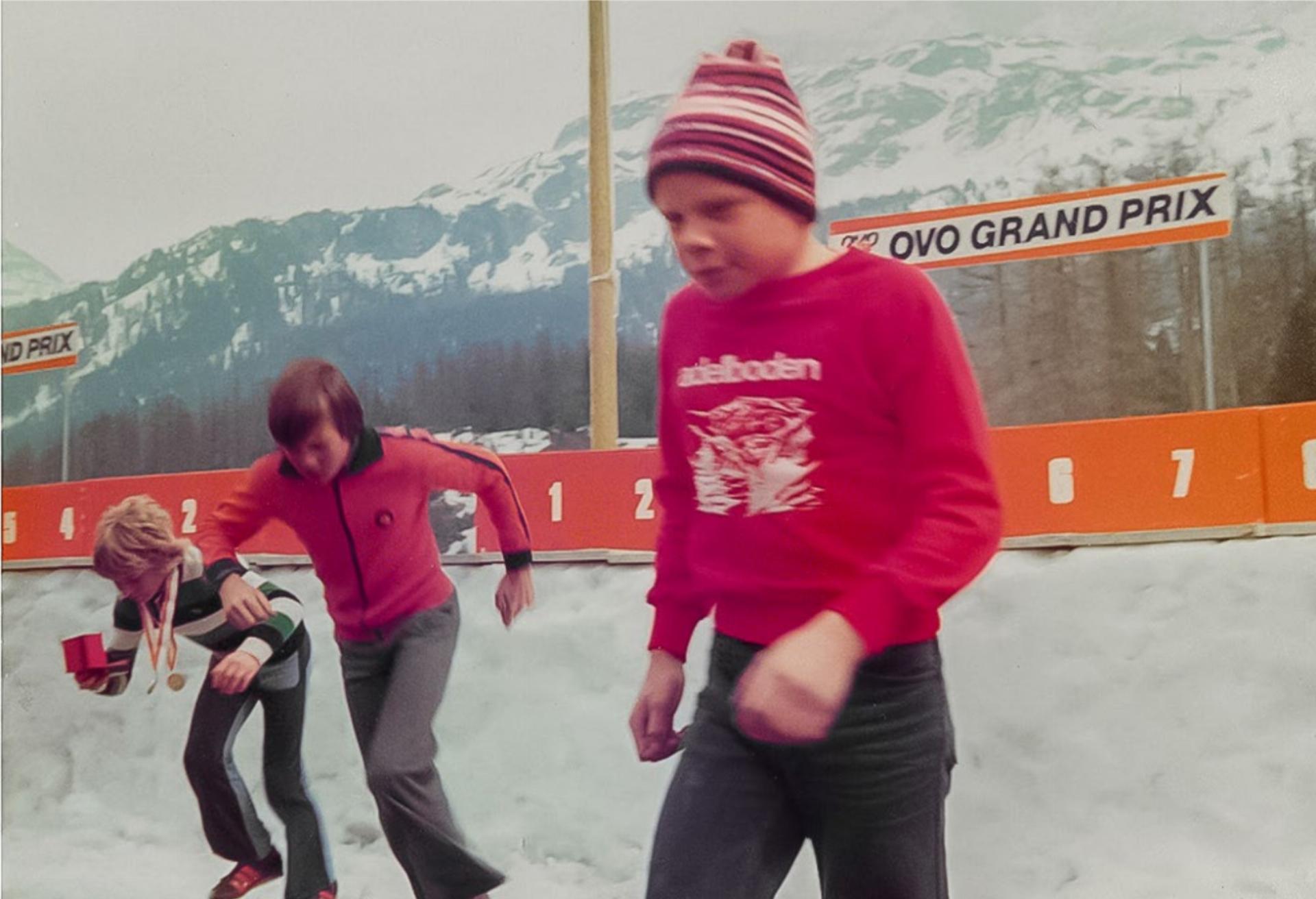 Die Vorläuferveranstaltung: Der damals 14-jährige Hans Pieren (vorne) und seine beiden Mitbewerber Marc Girardelli (Mitte) und Franz Heinzer 1976 am Ovo-Grand-Prix in Sils Maria. BILD: ZVG