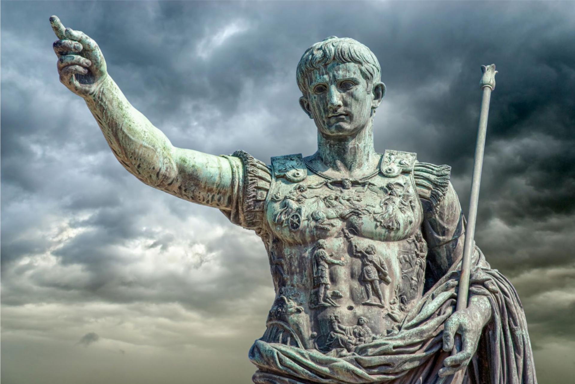Augustus, der erste römische Kaiser, war von 31 v. Chr. bis 14 n. Chr. Alleinherrscher des Römischen Reiches. Von ihm hat der Monat August seinen Namen. Das Bild zeigt die Augustusstatue an der Via dei Fori Imperiali in Rom. BILD: FABIOMAX / STOCK.ADOBE.COM