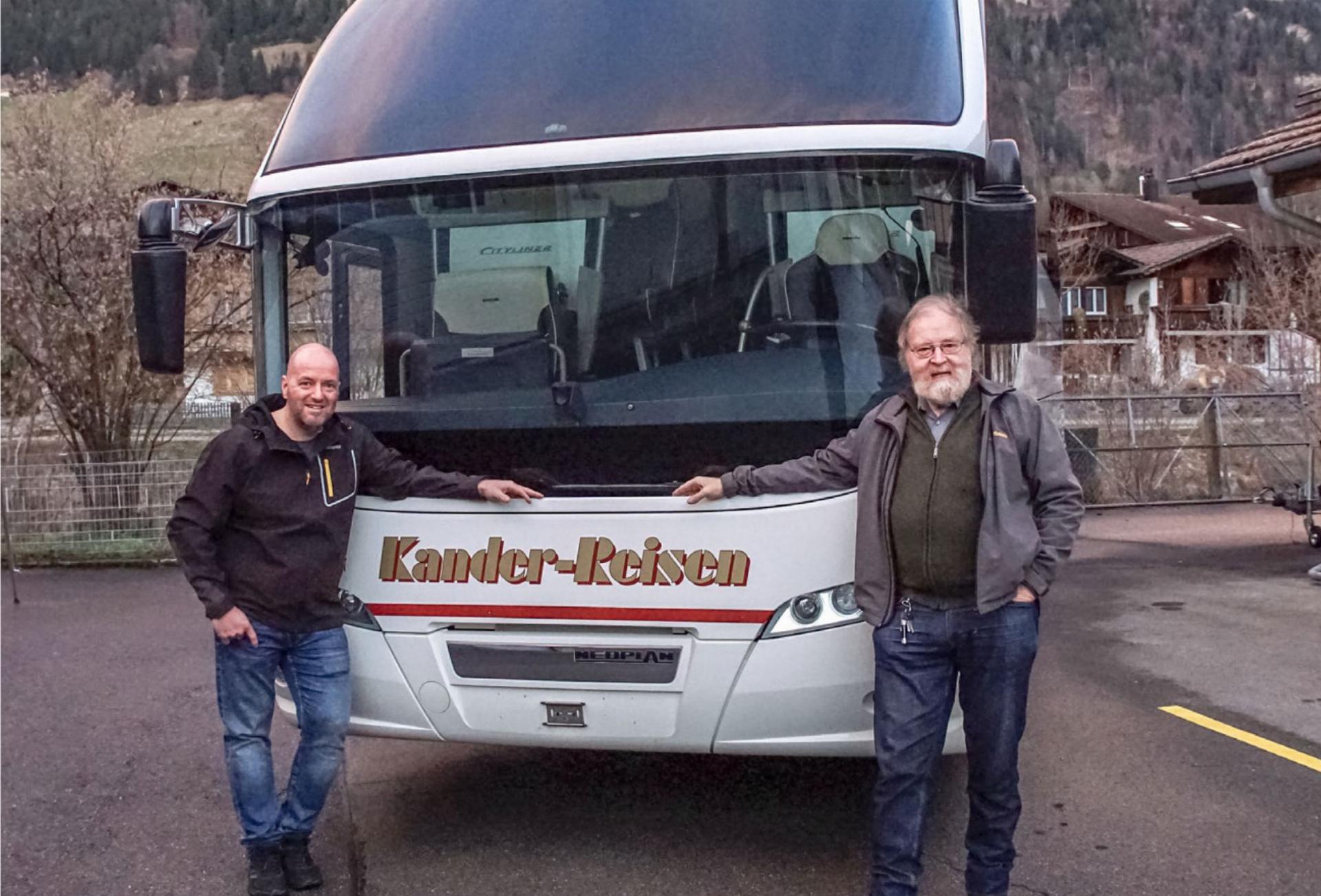 Marcel Germann (l.) und Theophil Schmid mit dem neusten Reisebus der Firma. BILD: MARCEL MARMET