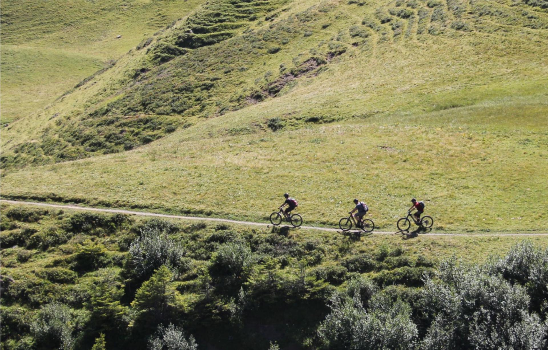 Auf zwei Rädern das Tal erkunden und ein paar schöne Stunden mit Freunden verbringen – das macht die «Bike Challenge» aus. BILD: MARIA STEINMAYR