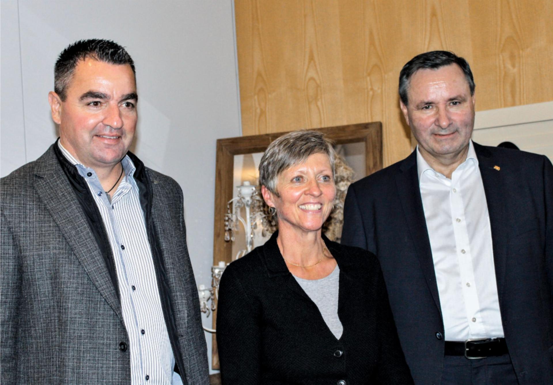 Organisatorin Katharina Allenbach aus Frutigen, flankiert von Thomas Knutti (l.) und Werner Salzmann. BILD: PETER ROTHACHER