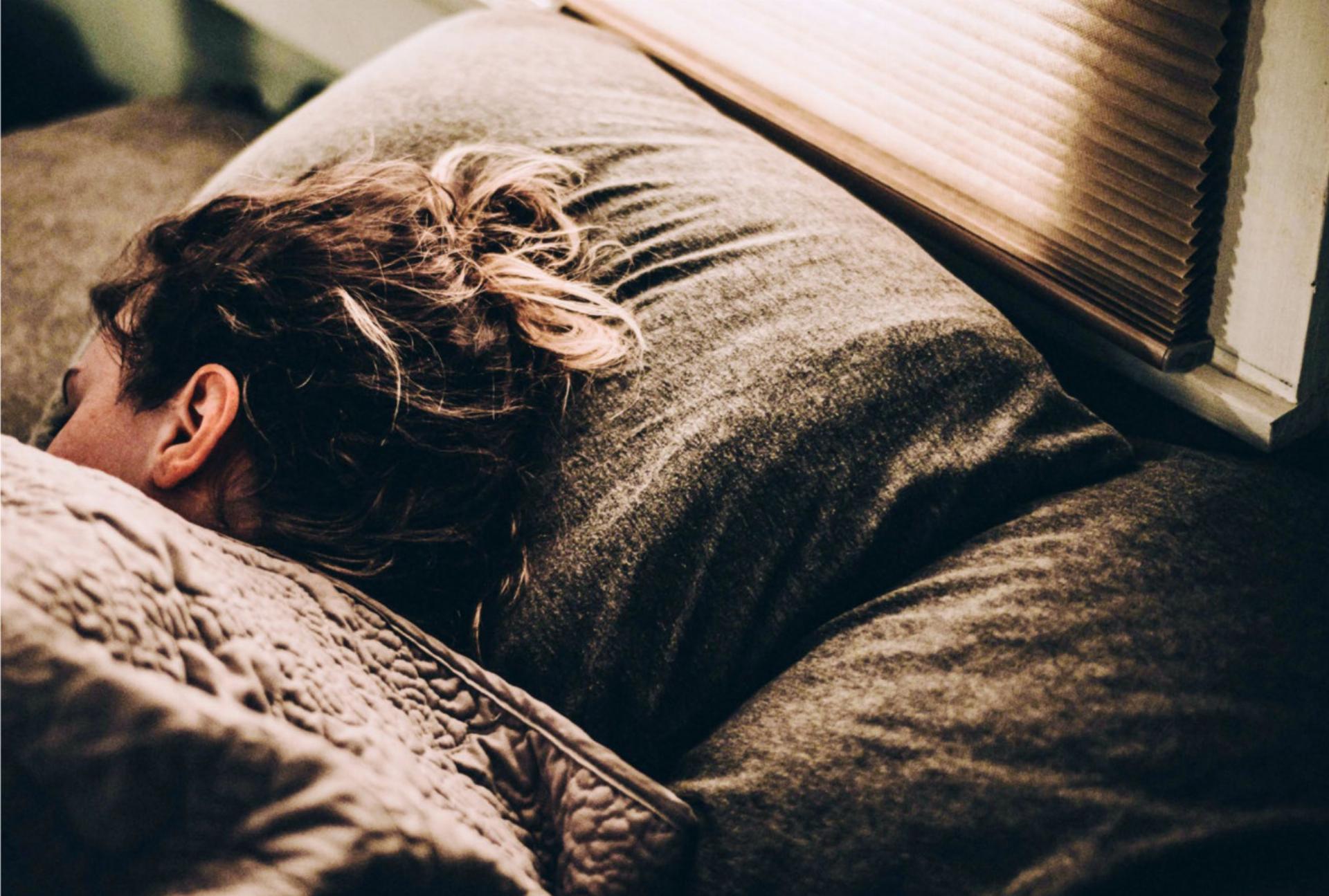 Ein paar Stunden Schlafverlust genügen, um unser Immunsystem empfindlich zu schwächen. BILD: ZVG, UNSPLASH / LUX GRAVES