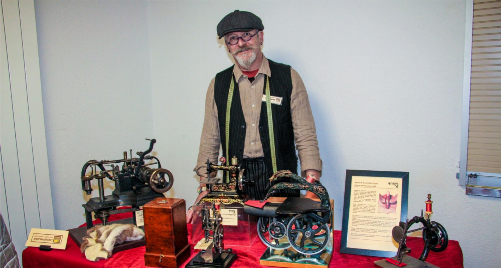 Tino Jaun mit einer Auswahl an Nähmaschinen, die teilweise aus dem vorletzten Jahrhundert stammen. BILD: KATHARINA WITTWER