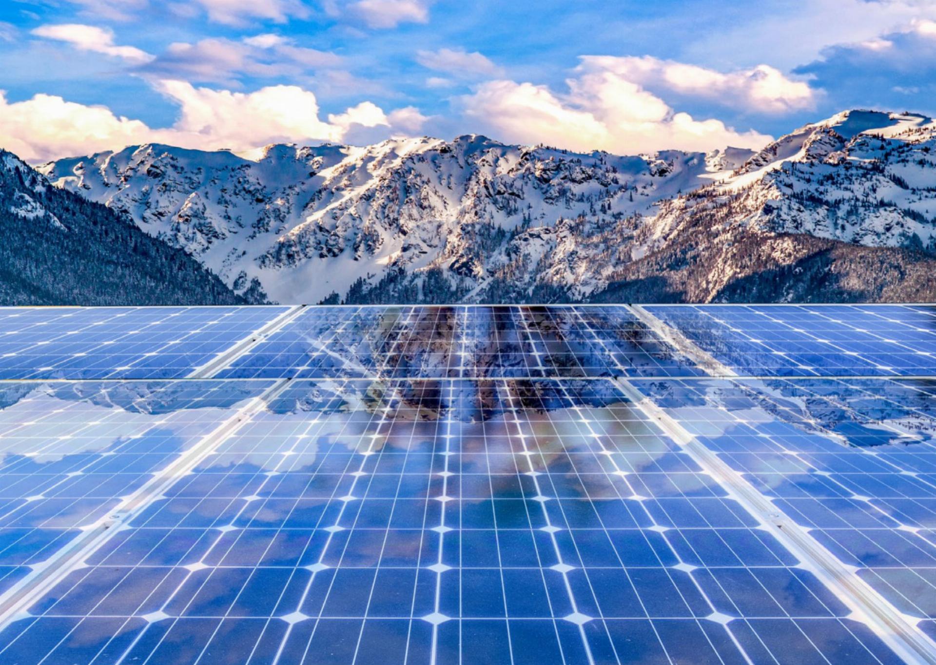 Im Eiltempo ermöglichte das Parlament den Bau grösserer Photovoltaikanlagen im Berggebiet. Der Verein Pro Natura Berner Oberland beäugt diesen Schritt kritisch. SYMBOLBILD: CK / STOCK.ADOBE.COM