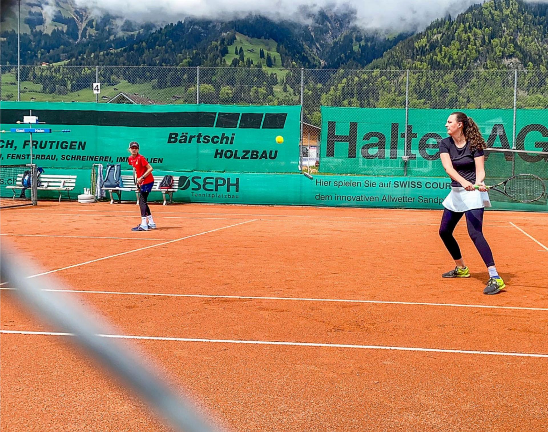Malin Willen, mit 13 Jahren die Jüngste im Team, versuchte zusammen mit Cindy Gerber im Doppel gegen die um einiges älteren Damen von Sporting BE zu punkten. BILD: ZVG