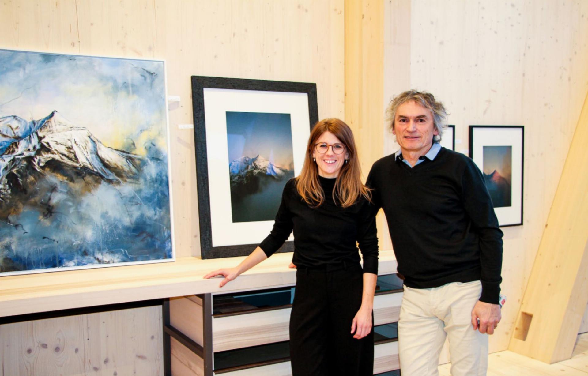 «BergSichten»: Fotografin Anja Zurbrügg und Kunstmaler Björn Zryd sind stolz auf ihre erste gemeinsame Ausstellung. BILD: KATHARINA WITTWER