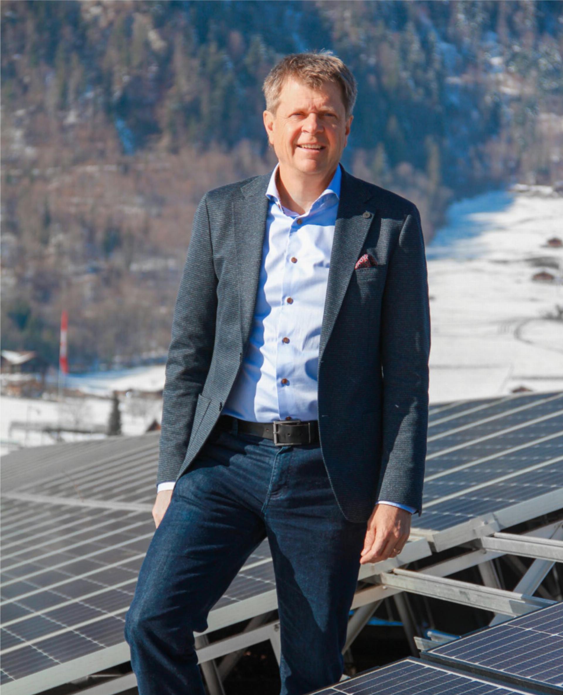 Jürg Grossen auf dem Dach seiner Frutiger Firma, das mit zahlreichen Solarpanels ausgekleidet ist. BILD: JULIAN ZAHND