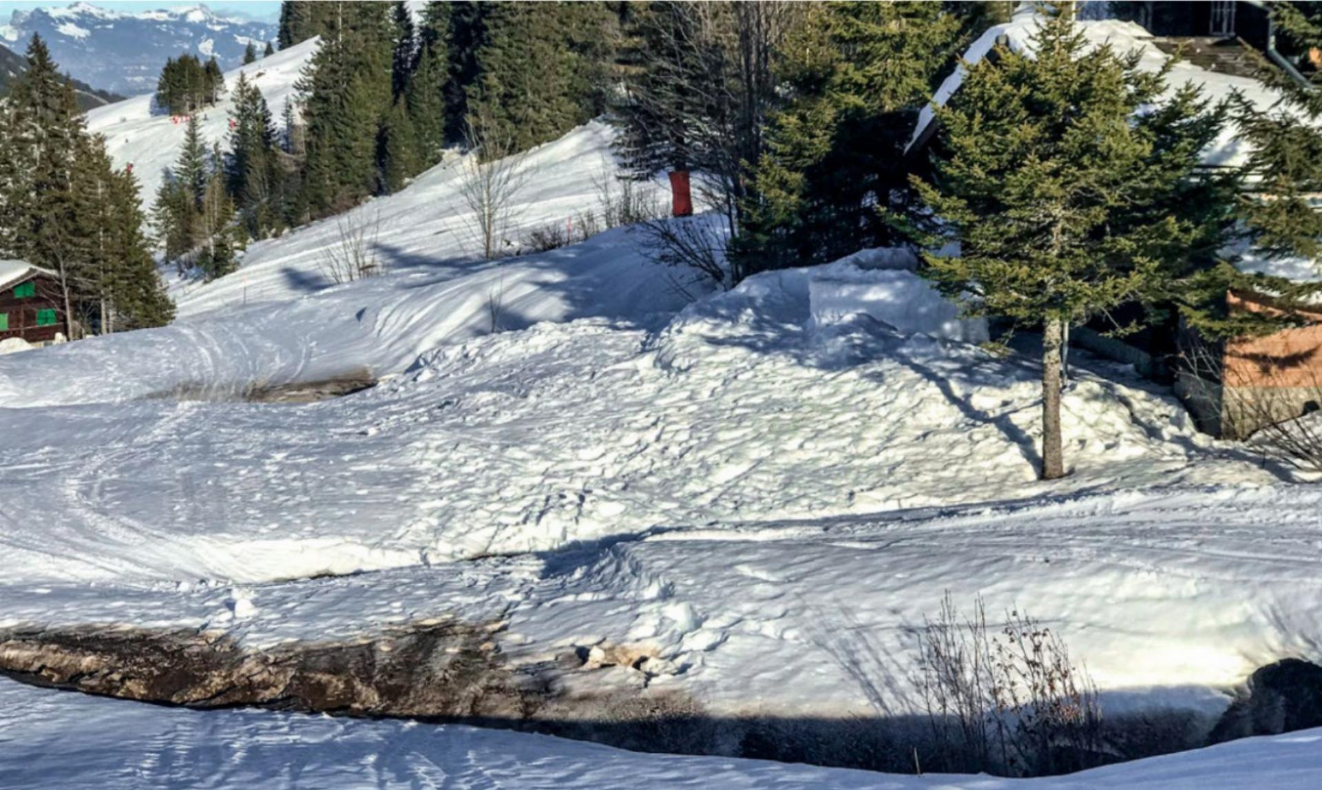 Im Februar 2015 fiel eine 13-jährige Skifahrerin links des «Chalet Ruedi» ins Chlusibächli und verstarb. Nach dem Entscheid des Bundesgerichts muss der Fall neu verhandelt werden. BILD: PETER SCHIBLI