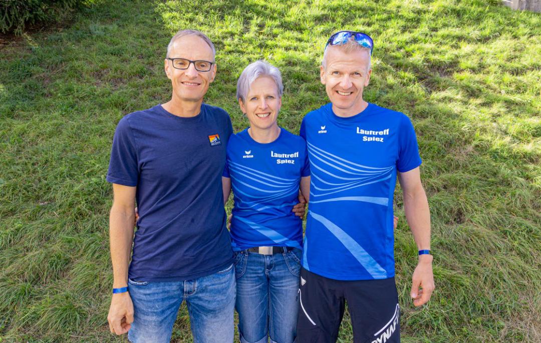Adrian Teuscher, Brigitte Mathys und Daniel Sieber trafen sich am Vortag beim Startnummerabholen.