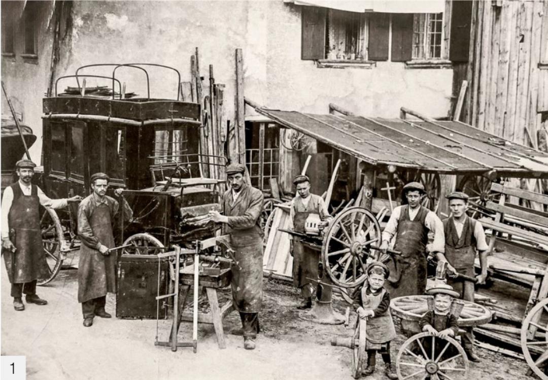1: Von 1913 bis 1970 hatte die Wagnerei Krieg ihre Werkstatt bei der Alten Mühle. Auf dem Bild sind Vater Christian (ganz links mit Gesellen und Lehrlingen) und seine beiden Söhne Walter und Paul (vorne) zu sehen. BILDER: HANS HEIMANN, ARCHIV RUEDI EGLI (BILD 1)
