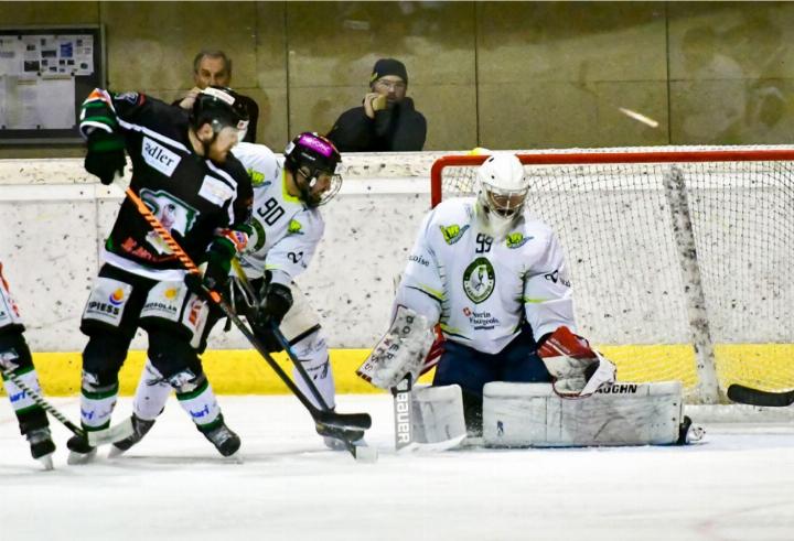 Gerangel vor dem gegnerischen Tor, doch der Schuss landete passgenau in der Fanghand des Fribourg-Goalies.