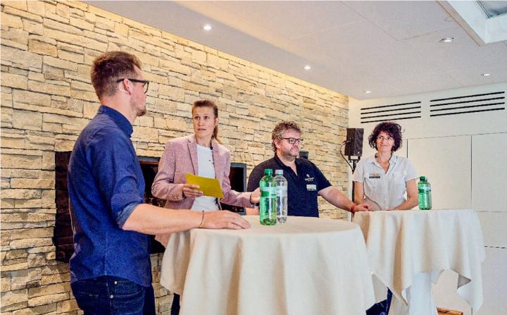 Die TeilnehmerInnen der ersten Podiumsrunde (v. l.): Cédric Allenbach (A3 Architekten, Reichenbach), Silvia Stoller (Zürich Versicherung, Frutigen), Thomas Kirchmann (Schreinerei Kirchmann, Thun), Eveline Germann (Germann Treuhand, Thun). BILD: ©ANDRÉ MAURER PHOTOGRAPHY / ZVG