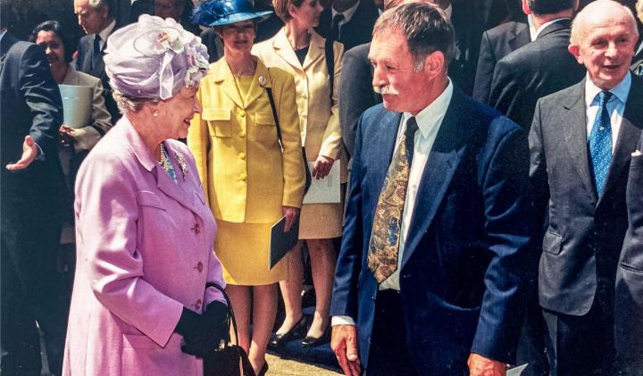 Ihre Majestät Elisabeth II. und der Seilbahnbauer Hanspeter Wyssen im Gespräch bei der Einweihung der Millennium Bridge. BILDER: ZVG