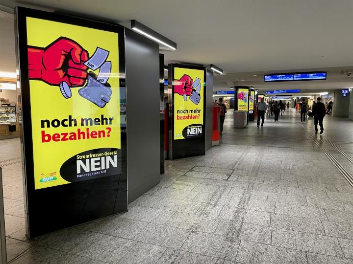 Diese Abstimmungsplakate im Bahnhof Bern geben die Stimmung der meisten Frutigländer Gemeinden wieder. Der Kanton Bern und die Schweiz entschieden sich jedoch für das Klimagesetz. Bild: Mark Pollmeier