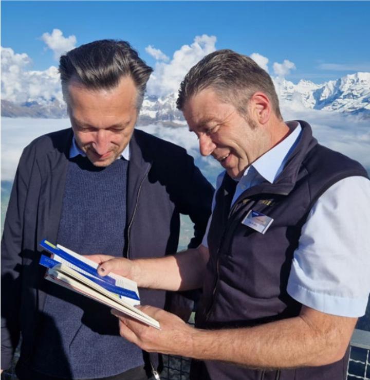 Lukas Bärfuss (l.) mit Urs Wohler von der Niesenbahn AG. BILD: ZVG