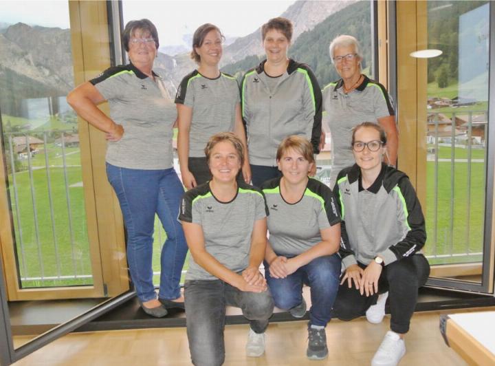Der Vorstand des TV Adelboden (hinten v.l.): Hanni Inniger, Janina Bircher, Corine Zurbrügg und Elsbeth Bircher. Vorne (v.l.): Heidi Hari, Monika Tobler und Seraina von Känel. BILD: RUTH STETTLER