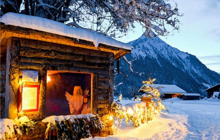 Warme Lichter in dunkler Nacht: Eines der Fenster des letztjährigen Wiehnachtswegs in Aeschi. BILD: ROBERTUS LAAN