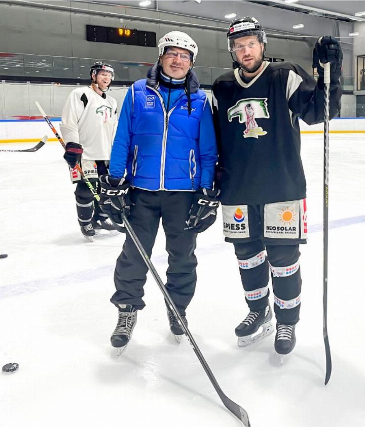 EHCA-Trainer Putz Schranz (l.) und Teamleader Bruno Marcon im Trainingslager in Brig, wo sich die Adelbodner Erstligisten auf die kommende Saison vorbereiten. BILD: ZVG