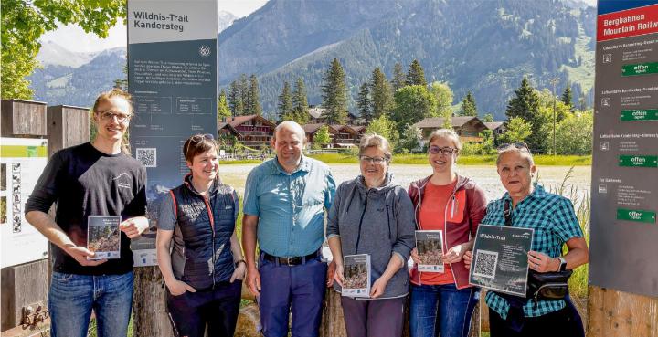 Zeigten ihre Freude am Trail (v. l.): Projektleiter Sebastian Moos, Gemeindepräsidentin Barbara Jost, Grossrat Ernst Wandfluh, Gemeinderätin Franziska Ryter, Jessica Oehler (Unesco-Welterbe Schweizer Alpen Jungfrau-Aletsch) und Sonja Reichen (ehemalige Leiterin Tourist Center). BILD: MS