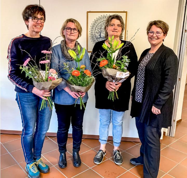 Sie wurden für ihre bisherige oder bevorstehende Arbeit im Frauenverein von Präsidentin Monika Hari verdankt (v. l.): Mireille Trummer, Susanne Zimmermann und Barbara Hari. BILD: RUTH STETTLER